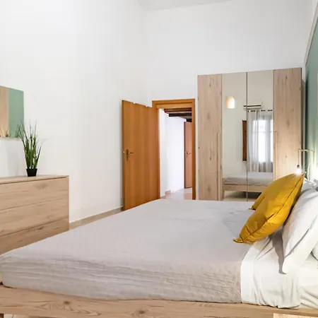 Guesthost - Your At The Cathedral - Cozy Flat דירה