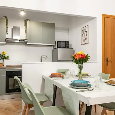 Guesthost - Your At The Cathedral - Cozy Flat