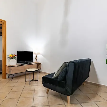 Guesthost - Your At The Cathedral - Cozy Flat